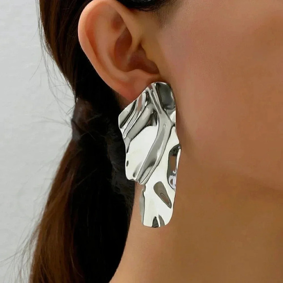silver tone textured earrings chic trending - Picture 1 of 2